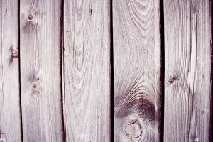 Заборы деревянные - это экологически чистый материал. 